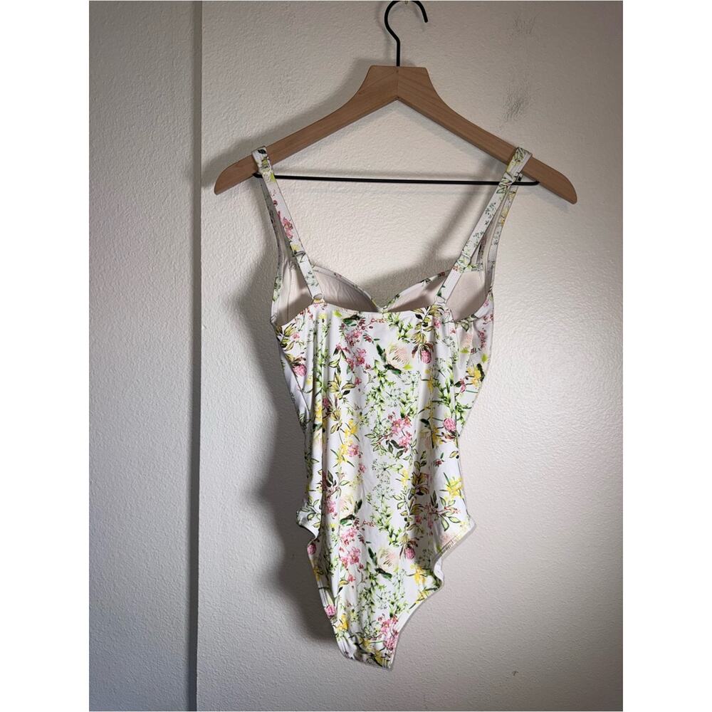 MIRACLESUIT Summer Beach Vacation Floral One-Piece Lined Swimsuit 10 - Picture 6 of 6